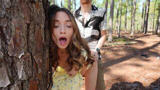 Brooke Tilli a nagyon bombázó amatőr nőci megkúrelva az erdőben