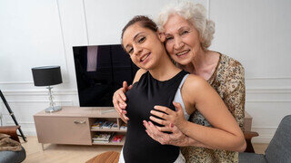 Tini fiatalasszony és a 70 éves nagymami kényeztetik egymást