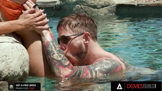 Szenvedélyes nagymellű transzi Brittney Kade telefröcskölt arccal fenék után