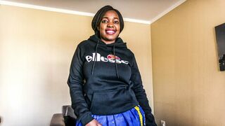 Barna koleszos fiatalasszony munkát keres a tanulmányaihoz