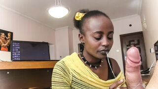 Nyakörves fekete kurva nyáladzik a főnök kukacán