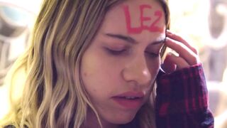 Tinédzser lányok forró fürdőszobai leszbi játszmája