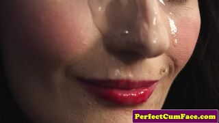 Szexi csipkés szépség gigászi adag arcon