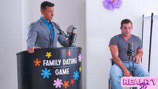 Chanel Camryn faszőrült világos szőke kis csaj nyeri a randi játékot és mostohabátyja farkával teljes csoportszex kavarodik