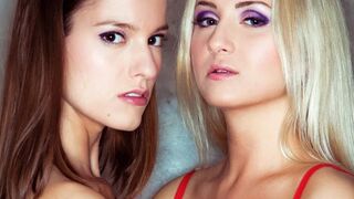 Cayla Lions és Silvie Luca forró leszbi szopikázása