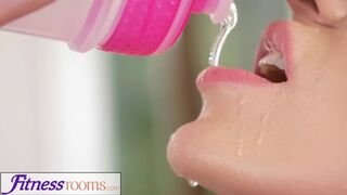 Afina Kisser világos szőke orosz milf éhesen cumizza a bazinagy dákója