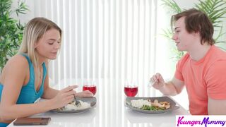 Faszra éhes mostohaanya Evelyn Payne levetkőzteti lépfiát és ugrál a rúdján - s1:e9