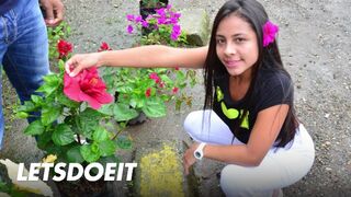 A fekete hajú kolumbiai milf-et utcai vadászatban szerezzük be mély dugásra