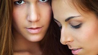 Alexis Crystal és Antonia Sainz forró lesbi ölelései