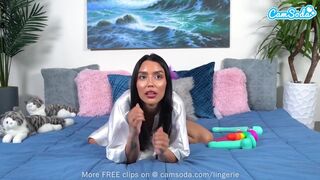 Aranyos afrikai hajú fiatal nőci tölti tele a pináját több játékkal