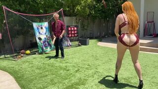 Gigantikus popós vörös milf anyuka játszik a lépfia méretes fehér faszával