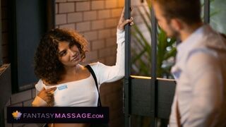 A szexy ausztrál szomszéd masszíroz és megdug