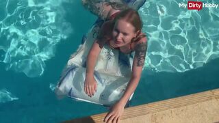 Emma wolf a tüzes maca aki a medencében kamatyol vadul