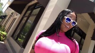 Moriah Mills átlátszó csipkében olajozza meg gigantikus valagát