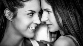 Argentin Carolina Abril forró ukrán barátnőjével