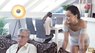 Szürke hajú szemüveges öregember döngeti a csábító tinit