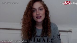 Gömbölyű tinédzser nyújtózza szűk puncáját vastag műbrével