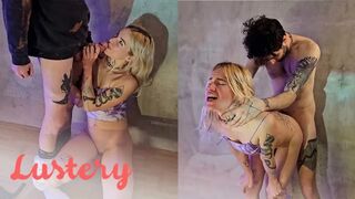 Világos Szőke amatőr pár kupakol előtte a saját szexfilmjükben