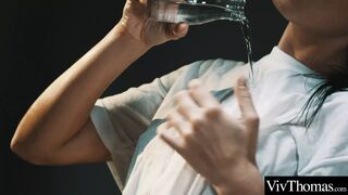 Csodaszép csoki hajúak forrósan olajozzák be egymást és 69-eznek