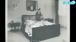 Forró fiatal szuka szőreivel játszik bazinagy műfaszokkal webcam előtt