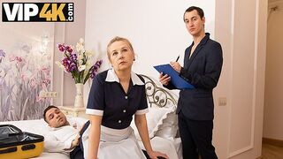 Szobaszolgálat csavarral egy forró koros szőkével