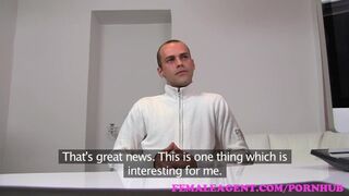 Kívánatos milf ügynök teszteli a kíméletlen ürgét