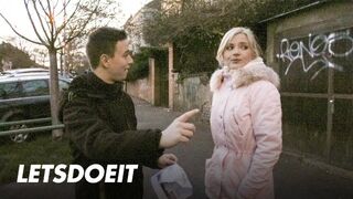 Kinky turista Zazie Skymm csábítja a studot könyörtelen dugásra az irodájában