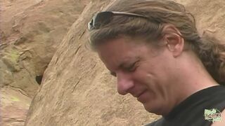 Kint a szabadban a vad ázsiai kishölgy fehér dárdát szívat magára