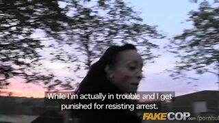 Rendőr bazinagy faszával fogvatartott nőket kupakol élvezettel