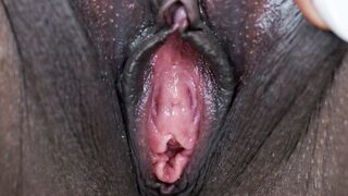 Fekete nevelő hugi megtanítja testvérét, hogy élvezetesen nyaldossa a puncáját