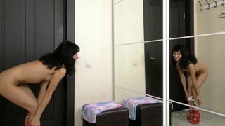 Tinédzser kiscsaj szőrös puncival masturbál a tükör előtt