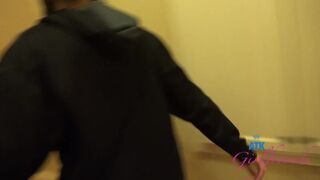 Aubry Babcock punciját szopkodják az asztalon, mielőtt faszként tálalják neki