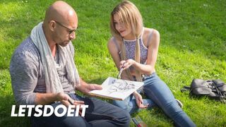 Olivia Devine nagyméretű popóját szétbaszva külföldön egy kopasz faszos srác által