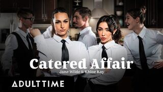 Jane Wilde és Khloe Kay forró pincérnők megkettyintve a munkahelyen