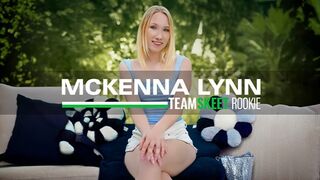 Mckenna Lynn legelső pornója: világos szőke gádzsi vad faszas kalandja