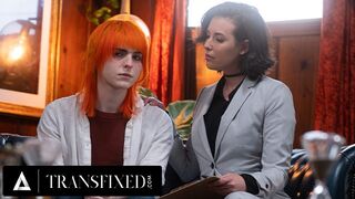 Jean Hollywood transzvesztita faszával dúdolja fel Casey Calvert leszbi terapeutát