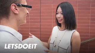 Jureka Del Mar ázsiai fiatalasszony leszopja a gigantikus zsíros idegen fazt és jól meglovagolja