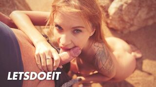 Angel Piaff világos szőke csábítója zsíros brét szopogatóan a tengerparton