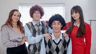 Forró anyacserélés – vadító nagymellű milf-ek segítik összebarátkozni elkényeztetett mostohafiaikat