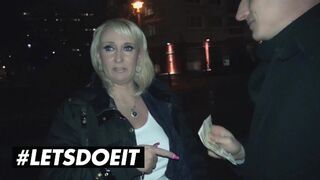 Kitty Wilder húsos milf baszása a szexbuszon