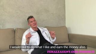 Femaleagent - a telhetetlen milf nem bírt lépést tartani a ellenállhatatlan striptíző farkával a castingon