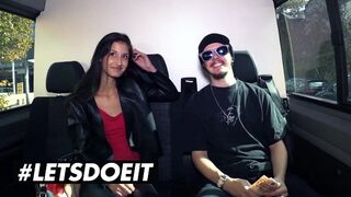 Karcsú afrikai Coco Kiss pénzért orálozza a orbitális fekete fazt az autóban