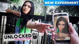 Hűtlen kicsike céda leszopja a fazsam és lovagol rajta, hogy ne mondjam el a barátjának!