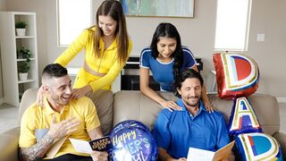 Csábító tinédzser kurvák levetkőznek és megbaszák nevelő apjukat apák napján ünneplésképp