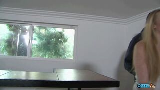 A világos szőke tinédzser szexbomba megtörli a gigantikus fekete farkát