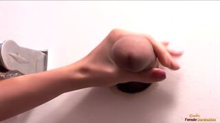 Magányos milf puncit simogatja mielőtt három glory hole hímvesszőt kényeztet egyszerre