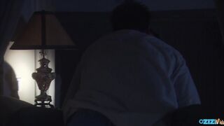 Tinédzser maca cidázik és lovagol a farkon ágyban lefekvés előtt