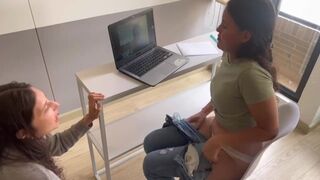 Bekapcsolt kamera alatt nyaldossa a puncimat a luvnyám munkaértekezleten