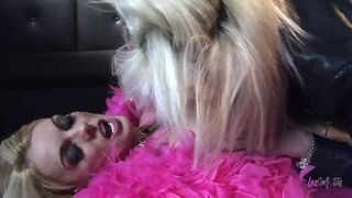 Forró világos szőke lezbi vaginája reszket meg a barinő nyelvétől és a vastag műfarokkal