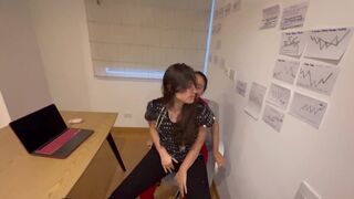 Az orvostanhallgató maca megcsal engem, és meztelenül kötünk ki az irodámban